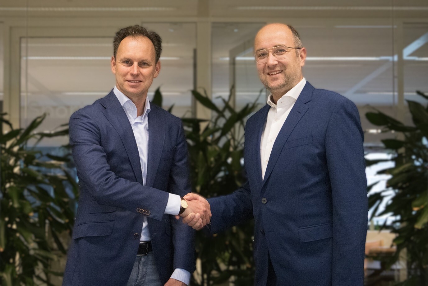 Willem Rossieau (GX Software | Part of Happy Horizon) en Lammert Vinke (Info Support) bezegelen een samenwerking die klanten één aanspreekpunt biedt voor veilige, schaalbare en impactvolle digitale oplossingen.